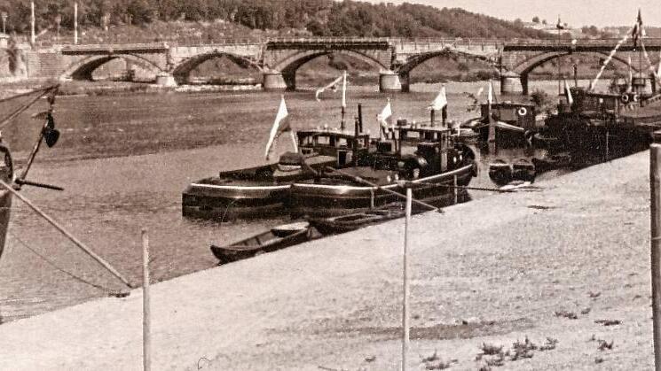 Nach 1945 wurden die zwei am Ende des Zweiten Weltkriegs gesprengten Bögen der Alten Mainbrücke wieder ergänzt.