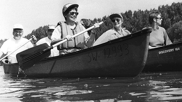 Im Boot der SPD fühlte sich Karin Radermacher (vorne) schon immer wohl. Im Bild von 1996 rudert auch der damalige SPD-Bundestagsabgeornete Frank Hofmann (hinten links) mit.