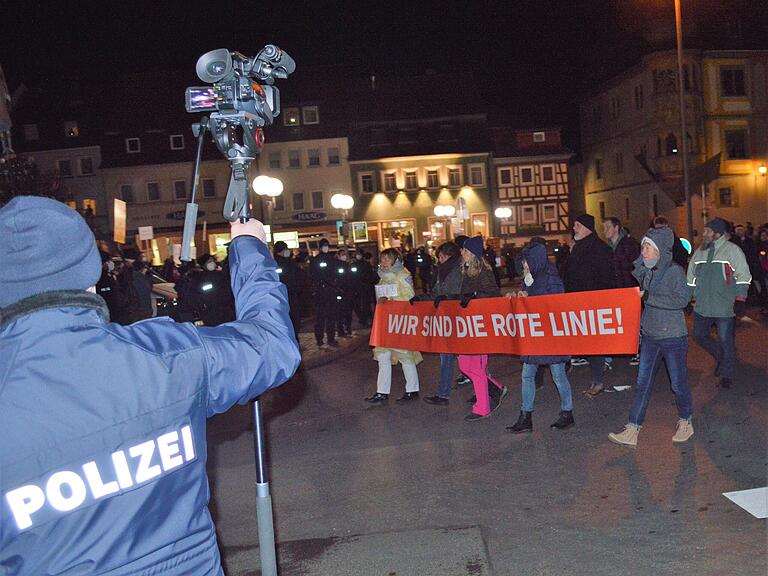 Alles verlief ruhig und ohne Zwischenfälle: Begleitet von einem großen Polizeiaufgebot marschierten am Freitagabend wieder zahlreiche Teilnehmerinnen und Teilnehmer einer Corona-Demo durch die Innenstadt von Bad Königshofen.