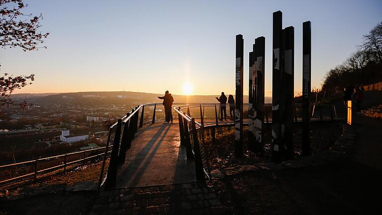Sonnenuntergang über Würzburg, hier unterwegs am terroir f nahe der Steinburg/Bismarkwäldchen. Sonnenuntergang über Würzburg, hier unterwegs am terroir f nahe der Steinburg/Bismarkwäldchen.