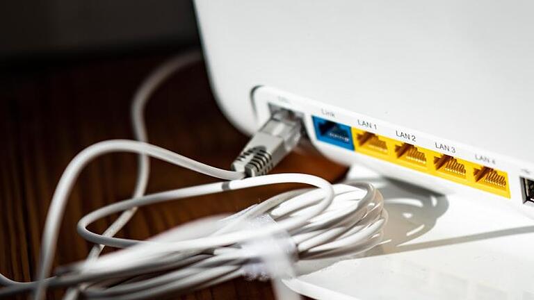 Ein LAN-Kabel steckt in einem WLAN-Router. Foto: Fabian Sommer/dpa       -  Ein LAN-Kabel steckt in einem WLAN-Router.