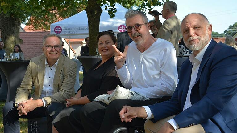 Vorstand Karl Schulz (von links), Tina Scheller, Diakon Günter Schubert und Vorstand und Brüdersenior Peter Barbian gemeinsam nach dem Gottesdienst. Vorstand Karl Schulz (von links), Tina Scheller, Diakon Günter Schubert und Vorstand und Brüdersenior Peter Barbian gemeinsam nach dem Gottesdienst.