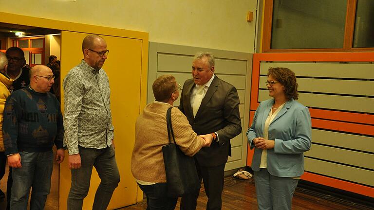 Bürgermeister Joachim Markert und seine Frau Regina begrüßen die Besucher beim Neujahrsempfang in der Stadthalle. Bürgermeister Joachim Markert und seine Frau Regina begrüßen die Besucher beim Neujahrsempfang in der Stadthalle.