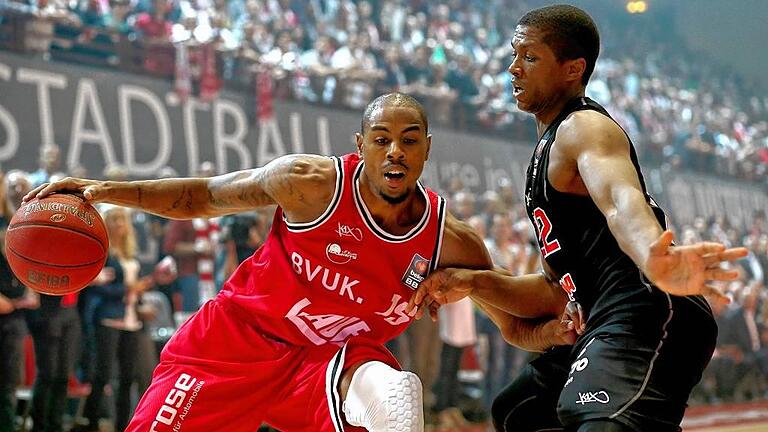 Beko BBL - s.Oliver Baskets - GIESSEN 46ers - Taktieren vor großer Kulisse: Lamonte Ulmer von den s.Oliver Baskets (links) versucht, an seinem Gießener Gegenspieler Cameron Wells vorbeizukommen. Beko BBL - s.Oliver Baskets - GIESSEN 46ers - Taktieren vor großer Kulisse: Lamonte Ulmer von den s.Oliver Baskets (links) versucht, an seinem Gießener Gegenspieler Cameron Wells vorbeizukommen.