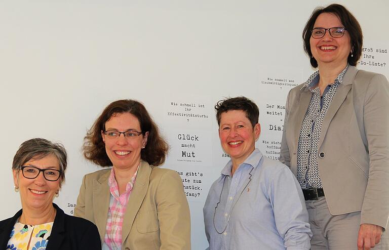 Eröffnung der Ausstellung 'das Pferd frisst keinen Gurkensalat' in der Stadtbibliothek: (von links) Vhs-Geschäftsführerin Monika Oetzel, Bibliotheksleiterin Susanne Wunderlich, Künstlerin Linda Schwarz und Inge Albert (städtische Kulturabteilung).