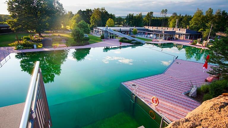 Das Freibad in Immenreuth (Landkreis Tirschenreuth, Oberpfalz) wurde im Jahr 2010 umgebaut zum 'Naturerlebnisbad im Kemnather Land'. So ähnlich hätte ein Naturbad in Volkach aussehen können, das der Stadtrat jetzt abgelehnt hat. Das Freibad in Immenreuth (Landkreis Tirschenreuth, Oberpfalz) wurde im Jahr 2010 umgebaut zum 'Naturerlebnisbad im Kemnather Land'. So ähnlich hätte ein Naturbad in Volkach aussehen können, das der Stadtrat jetzt abgelehnt hat.