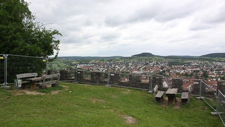 Bei einer Begehung der Karlsburg durch den Landkreis wurden gefährliche Bereiche entdeckt. Der Bauhof stellte ad hoc rund 120 Meter Gitterzäune auf.