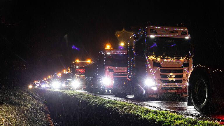 Drei Stunden lang war der Konvoi aus 120 Weihnachtstrucks unterwegs. Die 70 Kilometer lange Route führte in diesem Jahr von Karbach nach Lengfurt. Drei Stunden lang war der Konvoi aus 120 Weihnachtstrucks unterwegs. Die 70 Kilometer lange Route führte in diesem Jahr von Karbach nach Lengfurt.
