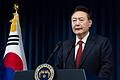 Präsident Yoon Suk Yeol       -  Der südkoreanische Präsident Yoon Suk Yeol spricht im Präsidialamt in Seoul, Südkorea. Am Montag hat das Justizministerium eine Ausreisesperre gegen Yoon verhängt. (Archivbild)