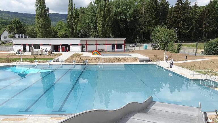 Jetzt kann der Sommer kommen: Blick aus der Rutsche übers Schwimmbad. Jetzt kann der Sommer kommen: Blick aus der Rutsche übers Schwimmbad.