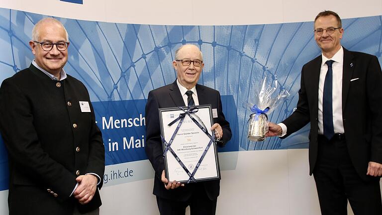 IHK-Präsident  Dr.  Klaus  D.  Mapara  (links) und IHK-HauptgeschäftsführerProfessor  Dr.  Ralf Jahn (rechts) gratulieren Günter Severin (Mitte) zu 50Jahren  Engagement  im  IHK-Ehrenamt. Der nachträgliche Glückwunsch zum 85.Geburtstag durfte auch nicht fehlen.