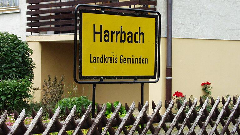 Dieses nostalgische Ortsschild stand bis vor Kurzem am Harrbacher Ortseingang auf Privatgrund.