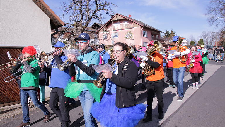 Viele Besucherinnen und Besucher kamen am Rosenmontag zum Faschingszug nach Stangenroth.