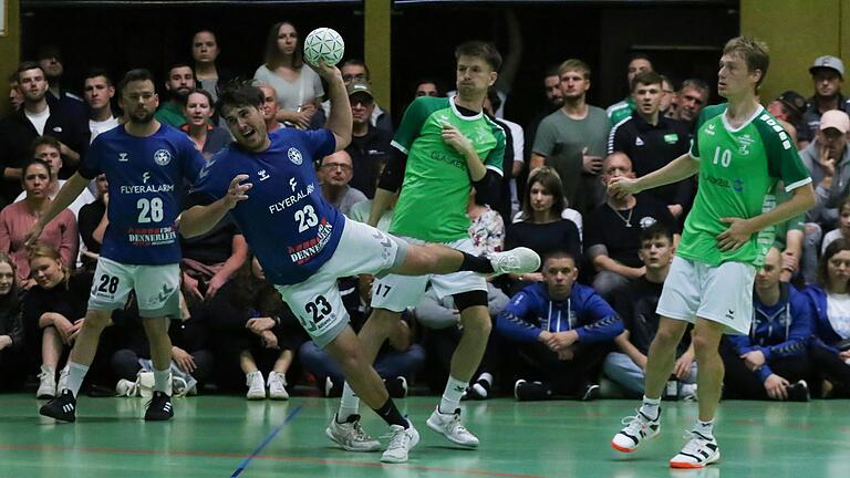 Marius Olbrich (am Ball) war mit zehn Toren der erfolgreichste Werfer beim SV Michelfeld in der Partie gegen die DJK Waldbüttelbrunn II.