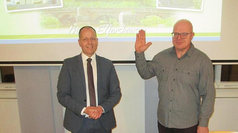 Neues Mitglied des Marktgemeinderats Elfershausen ist Dieter Densch (rechts), der den von Bürgermeister Johannes Krumm verlesenen Treueeid leistete. Densch ist Nachfolger von Ursula Mützel , die ihr Amt niederlegte.       -  Neues Mitglied des Marktgemeinderats Elfershausen ist Dieter Densch (rechts), der den von Bürgermeister Johannes Krumm verlesenen Treueeid leistete. Densch ist Nachfolger von Ursula Mützel , die ihr Amt niederlegte.