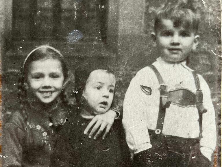 Lore Geiger (links) mit ihren beiden Brüdern Gerhard und Dieter. Ihr Onkel Hans Büttner war Fotograf und hat die Kinder oft fotografiert. Das Bild entstand im Oktober 1943 und ist eines der wenigen Erinnerungsstücke der Familie. Lore Geiger (links) mit ihren beiden Brüdern Gerhard und Dieter. Ihr Onkel Hans Büttner war Fotograf und hat die Kinder oft fotografiert. Das Bild entstand im Oktober 1943 und ist eines der wenigen Erinnerungsstücke der Familie.