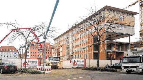 Großbaustelle Landespolizei: Rechts im Bild wird der neue Flügel mit den Hauptbau &bdquo;verwoben&ldquo; werden. Starke Träger halten die &bdquo;schwebenden&ldquo; Decken.