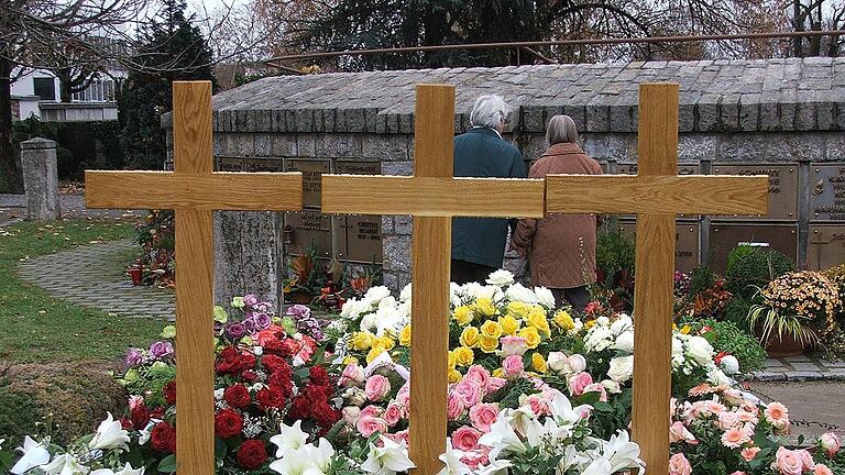 Das Familiengrab auf dem Friedhof in Kitzingen. Das Familiengrab auf dem Friedhof in Kitzingen.