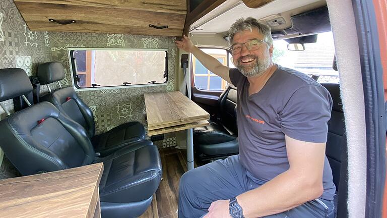 Der Wohnbereich im umgebauten Rettungswagen. Hier hat Carsten Schad sein Können als Kfz-Meister bewiesen. Jeder Winkel wurde ausgenutzt.