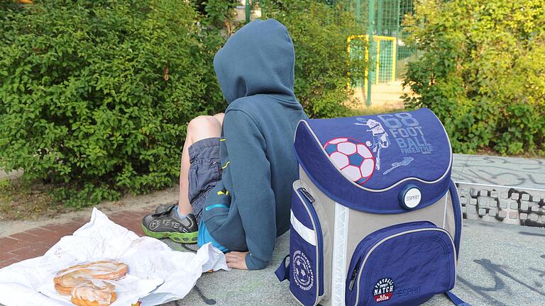 Lieber zum Spielplatz als in die Schule gehen: Das Schwänzen des Unterrichts kann unangenehme Folgen für Schüler und Eltern haben.       -  Lieber zum Spielplatz als in die Schule gehen: Das Schwänzen des Unterrichts kann unangenehme Folgen für Schüler und Eltern haben.