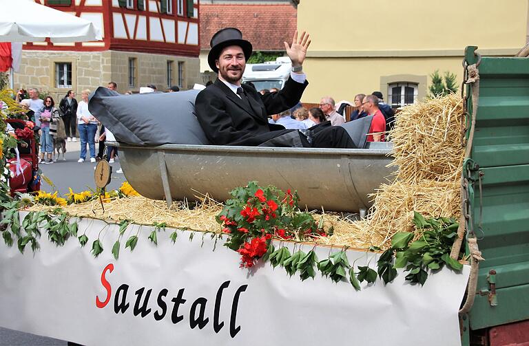 Kirchweih-Prediger Sebastian Paul hatte es sich beim Umzug in Rüdenhausen in einer alten Badewanne bequem gemacht.