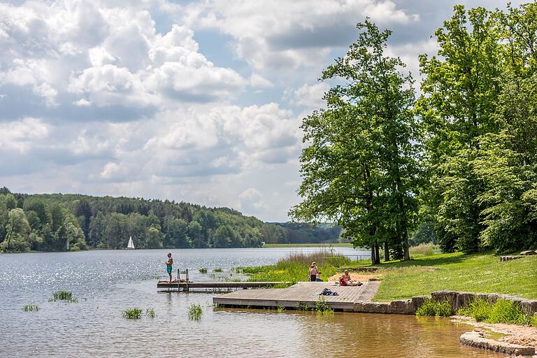 Im Herbst 2021 wurde er abgelassen, jetzt ist der Ellertshäuser See wieder voll und wartet auf Badegäste.