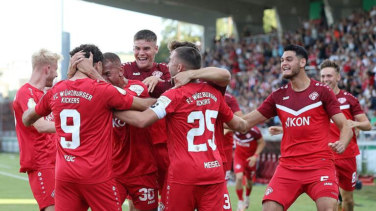 Einen Schub für das Selbstvertrauen erhoffen sich die Würzburger Kickers vom Pokalauftritt gegen Hoffenheim. Das Bild zeigt den Jubel über das zwischenzeitliche 1:0 gegen den Erstligisten. Am Ende verloren die Rothosen erst im Elfmeterschießen.&nbsp;