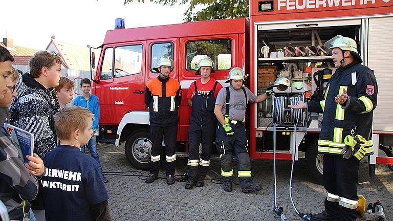 Die Feuerwehr zeigte den Schülern beim Probealarm in der Marktbreiter Realschule, wie man mit einem Spreizer eingeklemmte Menschen befreit.