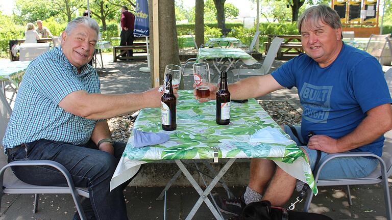 Die Biergärten haben wieder auf, die Masken liegen griffbereit. Wie hier in der Vereinsgaststätte 'Alte Warte' durften viele Gastronomen am Montag wieder Gäste empfangen.