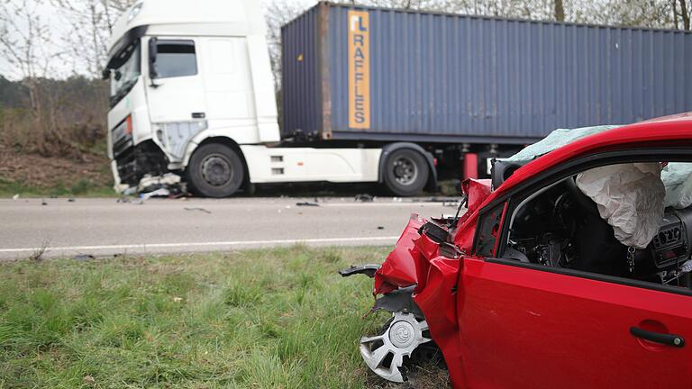 Toter bei Unfall in Franken       -  Ersthelfer holten den 68-Jährigen aus seinem Auto. Der Mann starb an seinen schweren Verletzungen.