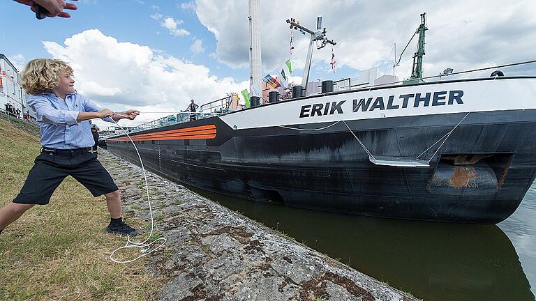 Feste ziehen, dann klappt das mit der Schiffstaufe. Zion Esser taufte das Schiff auf den Namen seines Urgroßvaters.