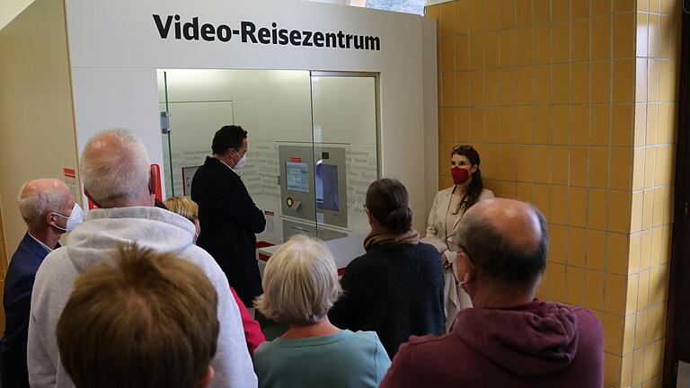 Bürgermeister Mario Paul (Mitte) probierte das neue Video-Reisezentrum im Lohrer Bahnhof aus. Dessen Möglichkeiten hatte Bahn-Produktmanagerin Anja Stiebeling (rechts) erläutert. Bürgermeister Mario Paul (Mitte) probierte das neue Video-Reisezentrum im Lohrer Bahnhof aus. Dessen Möglichkeiten hatte Bahn-Produktmanagerin Anja Stiebeling (rechts) erläutert.