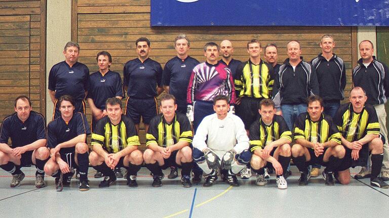 Die Alten Herren des TV Helmstadt (dunkle Trikots) holten sich auch 2003 den Supercup im Hallenfußball. Mit dabei: Jürgen Stahl (hinten, Vierter von links).