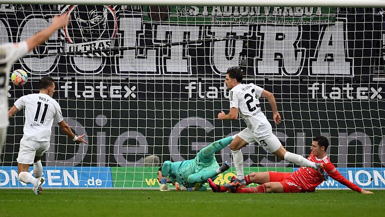 Borussia Mönchengladbach - Bayern München       -  Mönchengladbachs Jonas Hofmann erzielt das 2:1 gegen den FC Bayern München.