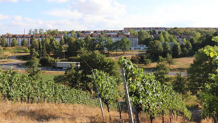 Auf einem 12.000 Quadratmeter großen Gelände zu Füßen der Wohnsiedlung Marshall Heights soll das Nahversorgungszentrum entstehen – mit direktem Anschluss an die B8.