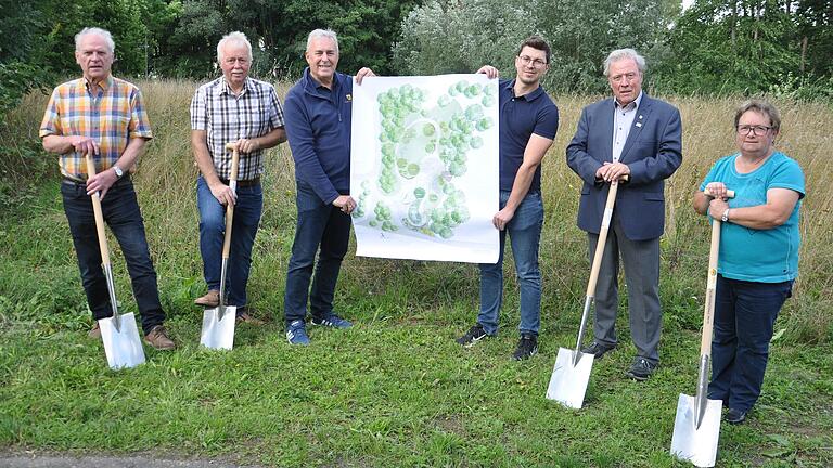 Beim Startschuss sind mit dabei (von links): Rainer Kelhetter, Dieter Schenek (beide Heimat- und Kulturring), Bürgermeister Joachim Markert, Ortsvorsteher Philipp Freitag, Alfred Beetz. (Leader-Aktionsgruppe Badisch-Franken), Margarethe Fuchs (Heimat- und Kulturring)