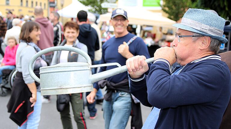 Beim 62. Herbstfest in der Gerolzhöfer Altstadt gaben sich gut gelaunte Händler, interessierte Kunden und begabte Künstler ein buntes Stelldichein. Ein außergewöhnlicher Blechbläser hatte dabei in der Rügshöfer Straße seinen großen Auftritt.