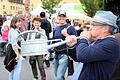 Beim 62. Herbstfest in der Gerolzhöfer Altstadt gaben sich gut gelaunte Händler, interessierte Kunden und begabte Künstler ein buntes Stelldichein. Ein außergewöhnlicher Blechbläser hatte dabei in der Rügshöfer Straße seinen großen Auftritt.