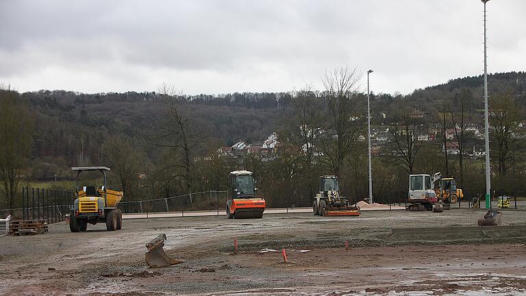 Schulzentrum Hammelburg - Parallel zu den Rohbauarbeiten werden die Sportfreianlagen gebaut. Der Sand für das Beachvolleyballfeld ist bereits verteilt. Schulzentrum Hammelburg - Parallel zu den Rohbauarbeiten werden die Sportfreianlagen gebaut. Der Sand für das Beachvolleyballfeld ist bereits verteilt.