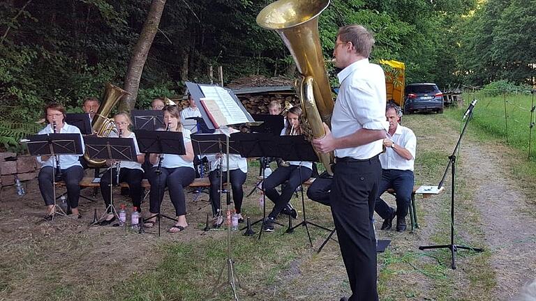 Bei der Serenade der Hafenlohrtal-Kapelle Windheim wartete ihr musikalischer Leiter Moritz Nätscher mit einem Solostück auf. Bei der Serenade der Hafenlohrtal-Kapelle Windheim wartete ihr musikalischer Leiter Moritz Nätscher mit einem Solostück auf.