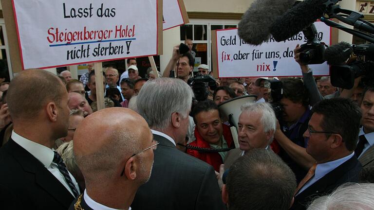 Ende Oktober 2010 schloss das Bad Kissinger Steigenberger-Hotel. Auch knapp acht Jahre später ist keine Lösung für das Kurhaushotel in Sicht. Auf dem Archivbild vom 7. Juli 2010 sprechen die Noch-Steigenberger-Beschäftigten mit dem damaligen Ministerpräsidenten Horst Seehofer und dem heutigen Wirtschaftsminister Franz Josef Pschierer, der die Schließung 2017 auf Nachfrage erneut verteidigte. Foto: Edgar Bartl/Archiv - Ende Oktober 2010 schloss das Bad Kissinger Steigenberger-Hotel. Auch knapp acht Jahre später ist keine Lösung für das Kurhaushotel in Sicht. Auf dem Archivbild vom 7. Juli 2010 sprechen die Noch-Steigenberger-Beschäftigten mit dem damaligen Ministerpräsidenten Horst Seehofer und dem heutigen Wirtschaftsminister Franz Josef Pschierer, der die Schließung 2017 auf Nachfrage erneut verteidigte. Foto: Edgar Bartl/Archiv Ende Oktober 2010 schloss das Bad Kissinger Steigenberger-Hotel. Auch knapp acht Jahre später ist keine Lösung für das Kurhaushotel in Sicht. Auf dem Archivbild vom 7. Juli 2010 sprechen die Noch-Steigenberger-Beschäftigten mit dem damaligen Ministerpräsidenten Horst Seehofer und dem heutigen Wirtschaftsminister Franz Josef Pschierer, der die Schließung 2017 auf Nachfrage erneut verteidigte. Foto: Edgar Bartl/Archiv - Ende Oktober 2010 schloss das Bad Kissinger Steigenberger-Hotel. Auch knapp acht Jahre später ist keine Lösung für das Kurhaushotel in Sicht. Auf dem Archivbild vom 7. Juli 2010 sprechen die Noch-Steigenberger-Beschäftigten mit dem damaligen Ministerpräsidenten Horst Seehofer und dem heutigen Wirtschaftsminister Franz Josef Pschierer, der die Schließung 2017 auf Nachfrage erneut verteidigte. Foto: Edgar Bartl/Archiv