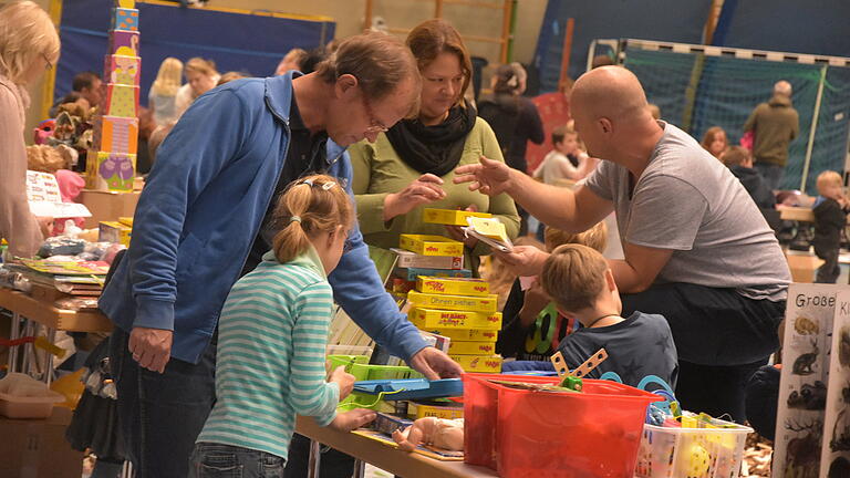 Der Kinderflohmarkt kam bei den Kleinen besonders gut an. Der Kinderflohmarkt kam bei den Kleinen besonders gut an.