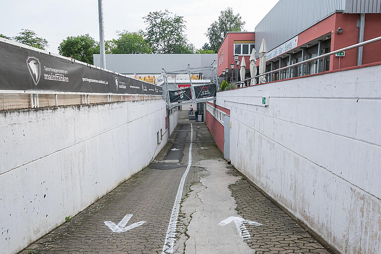 Gespenstische Leere, wo sonst die Massen zur Haupttribüne strömen. Auch in den Stadiongängen sollen sich Ordner, Balljungen, Journalisten und Spieler nicht zu nahe kommen.