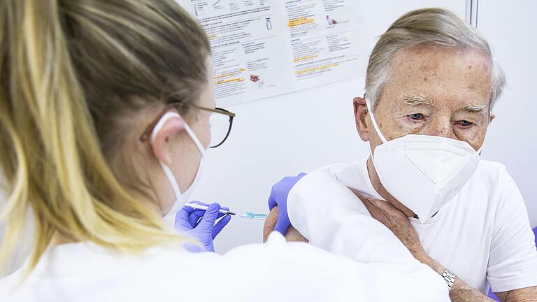 Horst Voss (92) aus Oberschleichach war der Erste, der im Hofheimer Impfzentrum seinen Schutz gegen das Coronavirus bekam. Wer sich künftig das Vakzin verabreichen lassen möchte, soll sich idealerweise online über das&nbsp; bayerische Impfportal anmelden.&nbsp;