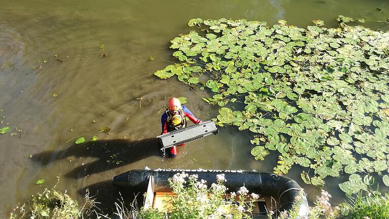 Die Wasserwacht war im Einsatz, um Blumenkästen aus der Saale zu bergen.