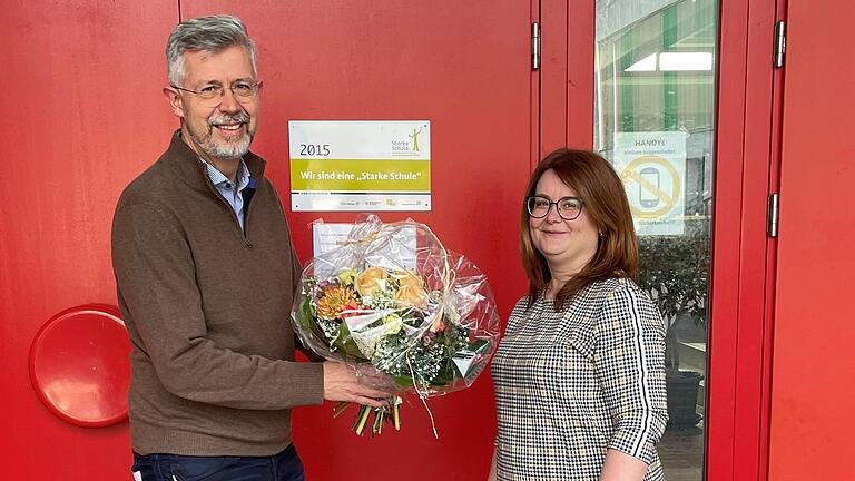 Bürgermeister Bernhard Weidner (links) gratuliert Conny Winkler (rechts), der neuen Rektorin der&nbsp;Rimparer Maximilian-Kolbe-Mittelschule.