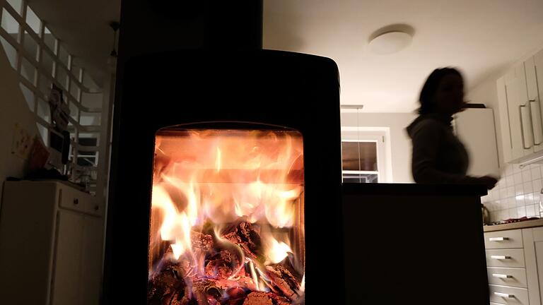 Ein knisternder Holzofen in einem Wohnzimmer.jpg       -  Bei der Verbrennung von Feuerholz kann Kohlenmonoxid in die Wohnung gelangen: Holzöfen sollten daher jährlich von Profis gecheckt werden.