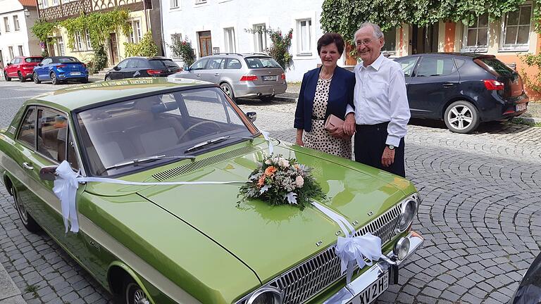 Mit einem schicken Oldtimer wurde das Jubelpaar Lioba und Albert Fick von der Stadelschwarzacher Pfarrkirche St. Bartholomäus zur Gastwirtschaft nach Prichsenstadt chauffiert.