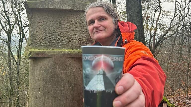 'Schenky' verteilt 'Sons of Eternity“-Becher an die Mitwanderer. Im Hintergrund: die Luisensäule am Hexenstuhl.