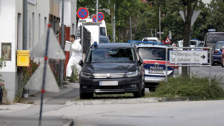 Großeinsatz in Ternitz - Männer in Schutzanzügen betreten ein Wohnhaus - dort wurden später chemische Substanzen gefunden. Großeinsatz in Ternitz - Männer in Schutzanzügen betreten ein Wohnhaus - dort wurden später chemische Substanzen gefunden.